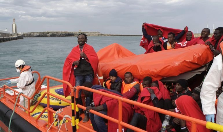 Rescatadas 82 personas que navegaban por el Estrecho en dos pateras y una embarcación inflable