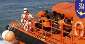 Rescatados 61 inmigrantes de una patera en el Estrecho de Gibraltar