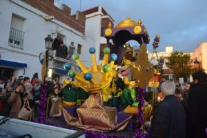 Tarifa abraza a los Reyes Magos en su recorrido por las calles del centro de la ciudad