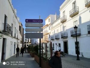 El Ayuntamiento instala nuevas señalizaciones para la localización de los monumentos tarifeños