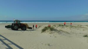 Realizan trabajos de mantenimiento en las playas del municipio con el apoyo de Diputación