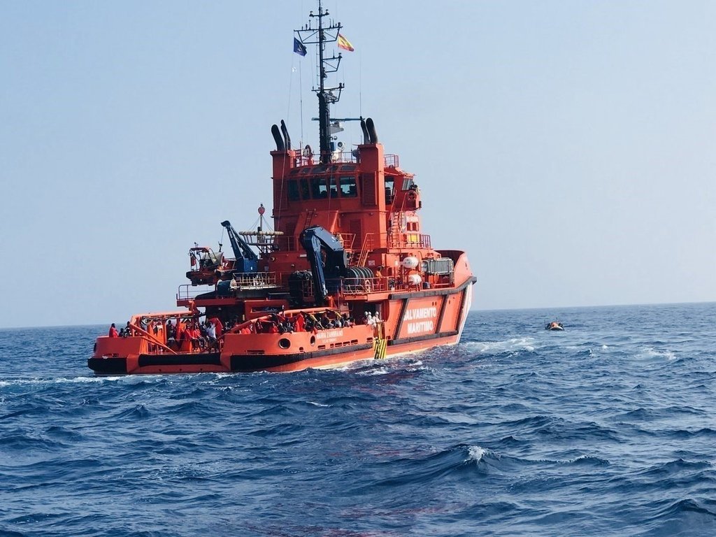 Rescatan una patera en el Estrecho con 10 inmigrantes, entre ellos 2 menores y un anciano