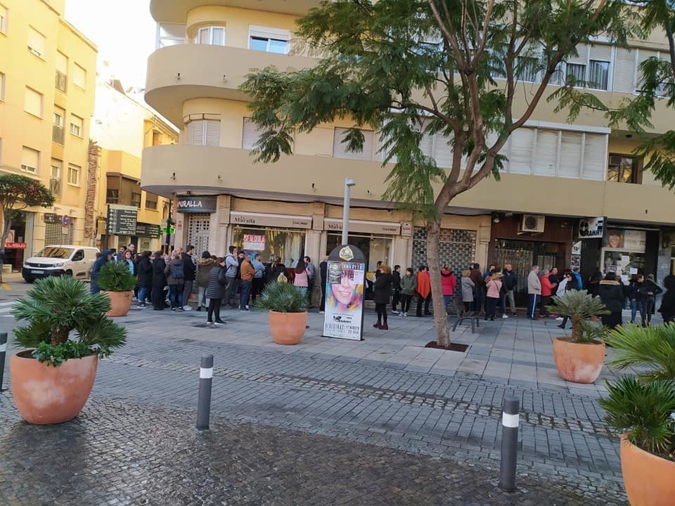 Largas colas para comprar las entradas del concierto de Manuel Carrasco en Algeciras