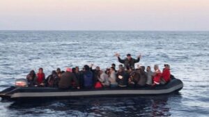 Detienen a 26 personas de una red que introdujo a 900 inmigrantes a través del Estrecho y Almería