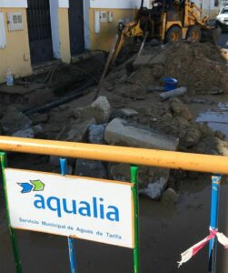 Aqualia trabaja para reparar una avería en la red de suministro de agua en la zona de La Marina