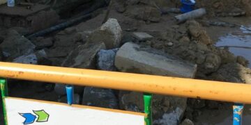 Aqualia trabaja para reparar una avería en la red de suministro de agua en la zona de La Marina