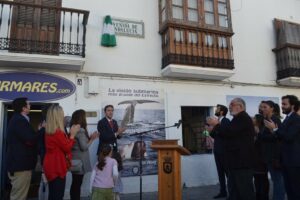 La Avenida Andalucía ya luce un nuevo cartel con motivo de la fiesta de la autonomía