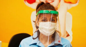 Supersol equipa a todos sus trabajadores con máscaras faciales de protección
