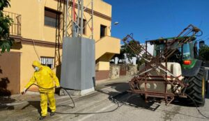 El Ayuntamiento de Tarifa incorpora tractores agrícolas para la desinfección de zonas rurales