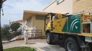 Efectivos del Infoca se incoporan a las tareas de desinfección en el término municipal de Tarifa