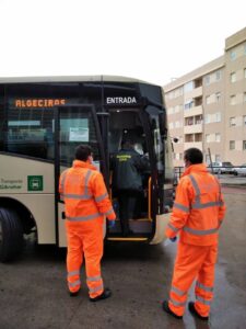 Se inicia en Tarifa el reparto de mascarillas para los trabajadores y usuarios del transporte público
