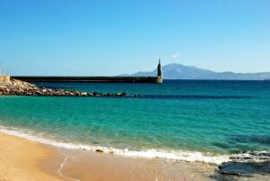 La Junta de Andalucía ve «muy probable» que se pueda ir a la playa este verano