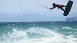 Muere un kitesurfista en Tarifa tras sufrir una caída en la playa