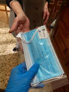 El Ayuntamiento reparte más de 2.500 mascarillas entre los domicilios de los tarifeños