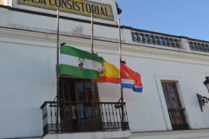 Las banderas del Ayuntamiento ondean a media asta en señal de luto por las víctimas del Covid-19