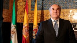 Landaluce protesta porque el Gobierno se reúna con Tarifa por el alga y excluya a Algeciras