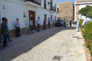 La Corporación municipal guarda un minuto de silencio por las víctimas del Covid-19