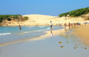 La playa de Bolonia completa su aforo