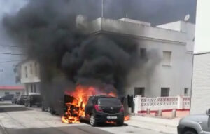 El incendio de dos vehículos en la calle Coronel Cadalso provoca la alarma de los vecinos