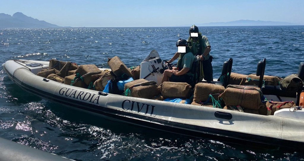 Interceptan dos toneladas de hachís tras una persecución en aguas del Estrecho