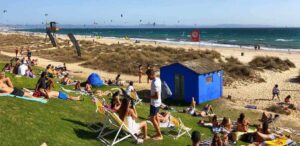 Tarifa recupera en verano al turista europeo que acude en primavera al reclamo del kite