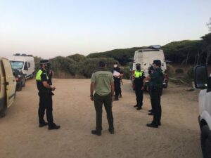 Denunciados 83 vehículos en Tarifa tras otro operativo conjunto contra la acampada ilegal
