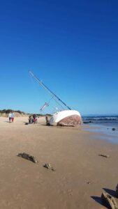 Un velero queda varado en la playa de Bolonia
