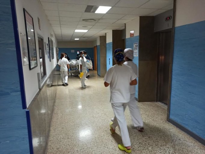 La plataforma por la sanidad denuncia que el hospital deja "abandonado" ocho horas a un paciente tarifeño con ELA