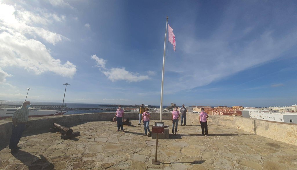 La bandera rosa ondea en el Castillo de Tarifa en el Día Mundial contra el Cáncer de Mama