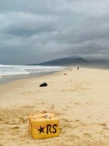 La playa de Los Lances amanece con varios fardos de droga en su orilla