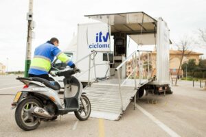 Una unidad móvil se desplaza mañana a Tarifa para pasar la ITV a los ciclomotores