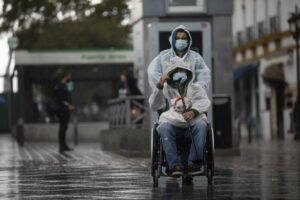 Andalucía supera el pico del mes de marzo de pacientes con coronavirus en la UCI