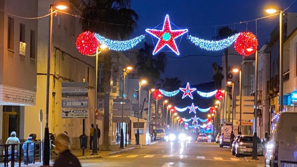 La Navidad ya ha llegado a las calles de Tarifa con el tradicional alumbrado navideño