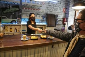 La hostelería mantiene el horario de cierre hasta el día 18 y los comercios podrán abrir hasta las 21.00