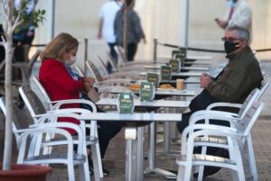 Andalucía permite desde mañana a las cafeterías abrir de 18 a 20 horas sin venta de bebidas alcohólicas