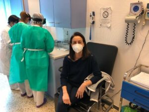 Ana, la primera sanitaria en la comarca en recibir la vacuna contra el coronavirus