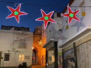 El confinamiento por el coronavirus impide la retirada del alumbrado navideño en Tarifa