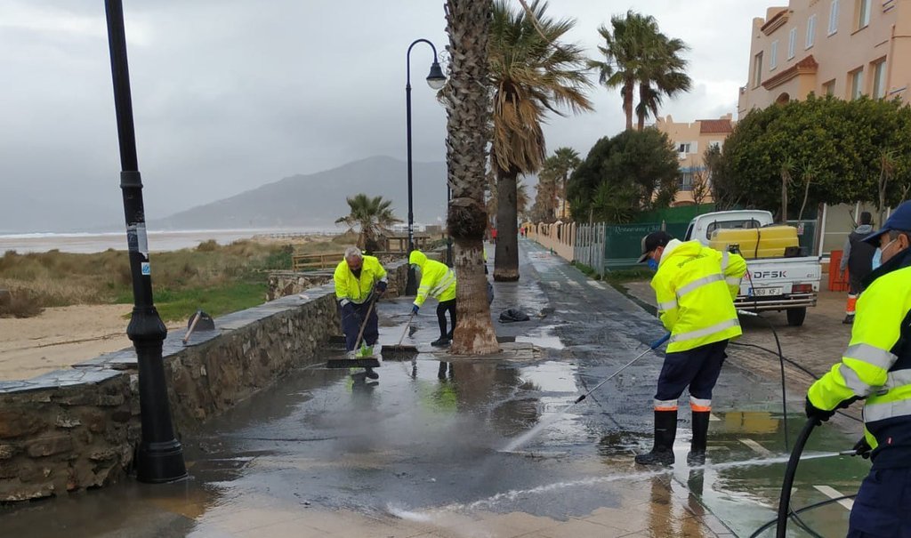 El Ayuntamieto acomete la limpieza del Paseo Marítimo tras las intensas lluvias