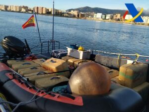 La Agencia Tributaria interviene 617 kilos de hachís que portaba una narcolancha en el Estrecho