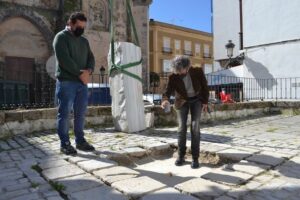 Instalan el pedestal para el monumento al pintor Agustín Segura