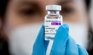 Sanidad acuerda suspender la vacunación con Astrazeneca en los menores de 60 años