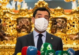 Juanma Moreno afirma que sería "castrófico" perder un segundo verano turístico