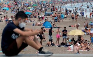 Andalucía rechaza y pide al Gobierno que rectifique la obligación de llevar la mascarilla en la playa