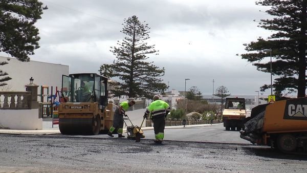 El Ayuntamiento reanuda los trabajos de asfaltado en la Avenida Constitución y Andalucía