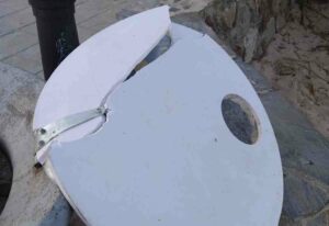 Actos vandálicos terminan con cinco papeleras destrozadas en el paseo marítimo