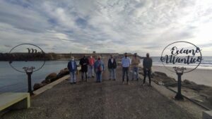 El coordinador nacional de Andalucía Por Sí visita Tarifa para conocer el daño causado por el alga