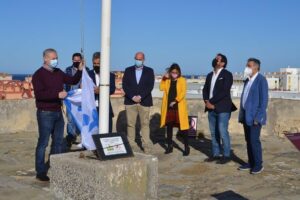 Tarifa agradece la labor de los enfermeros con el izado de la bandera de la organización colegial