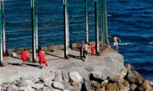 Más de 200 inmigrantes llegan a nado a Ceuta sin encontrar oposición de los agentes marroquíes