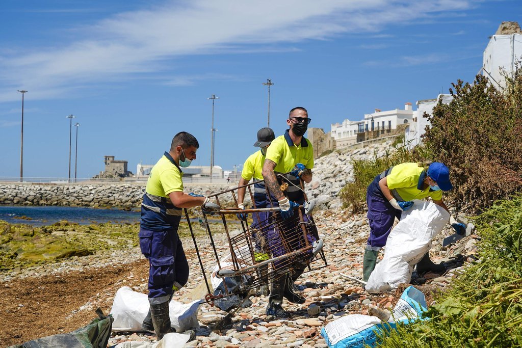 La Autoridad Portuaria realiza una limpieza intensiva en la zona de La Caleta