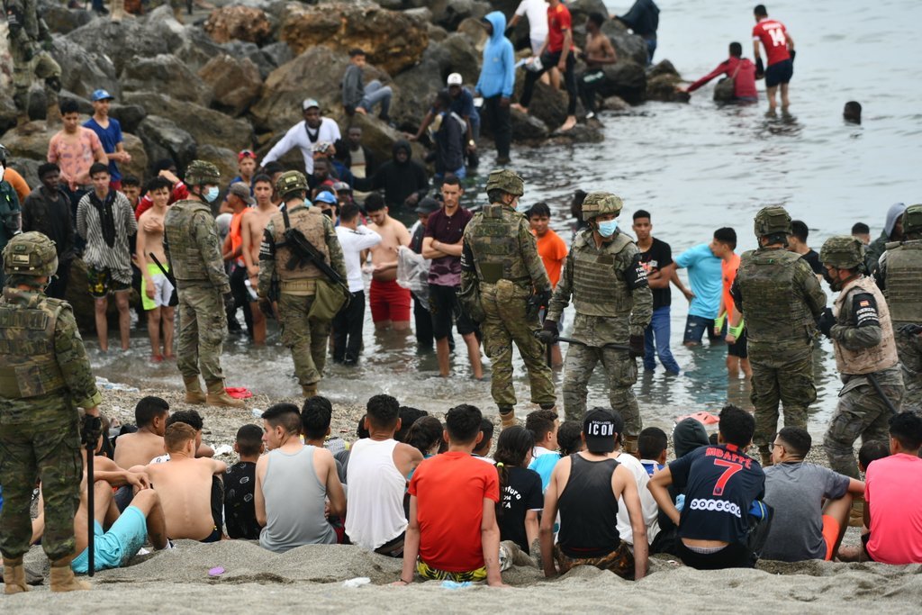 Marlaska asegura que ya han sido devueltos 2.700 inmigrantes tras la entrada masiva en Ceuta